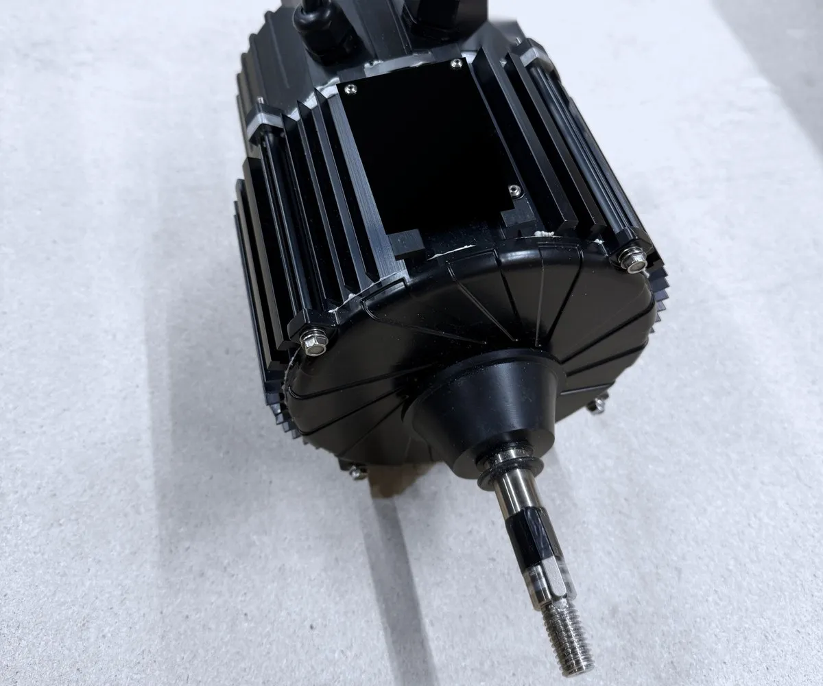 0.75 kW EC motor with finned housing and threaded fan shaft