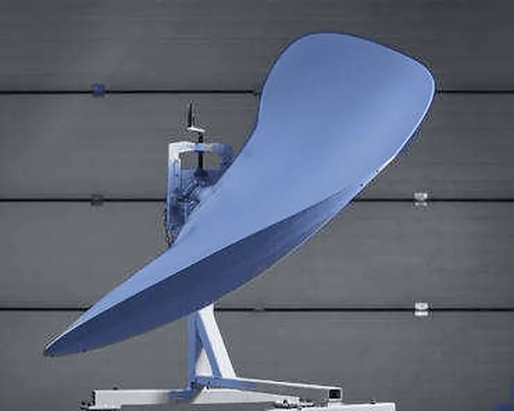 Wide twisted FRP fan blade, profile (15), on an assembly stand