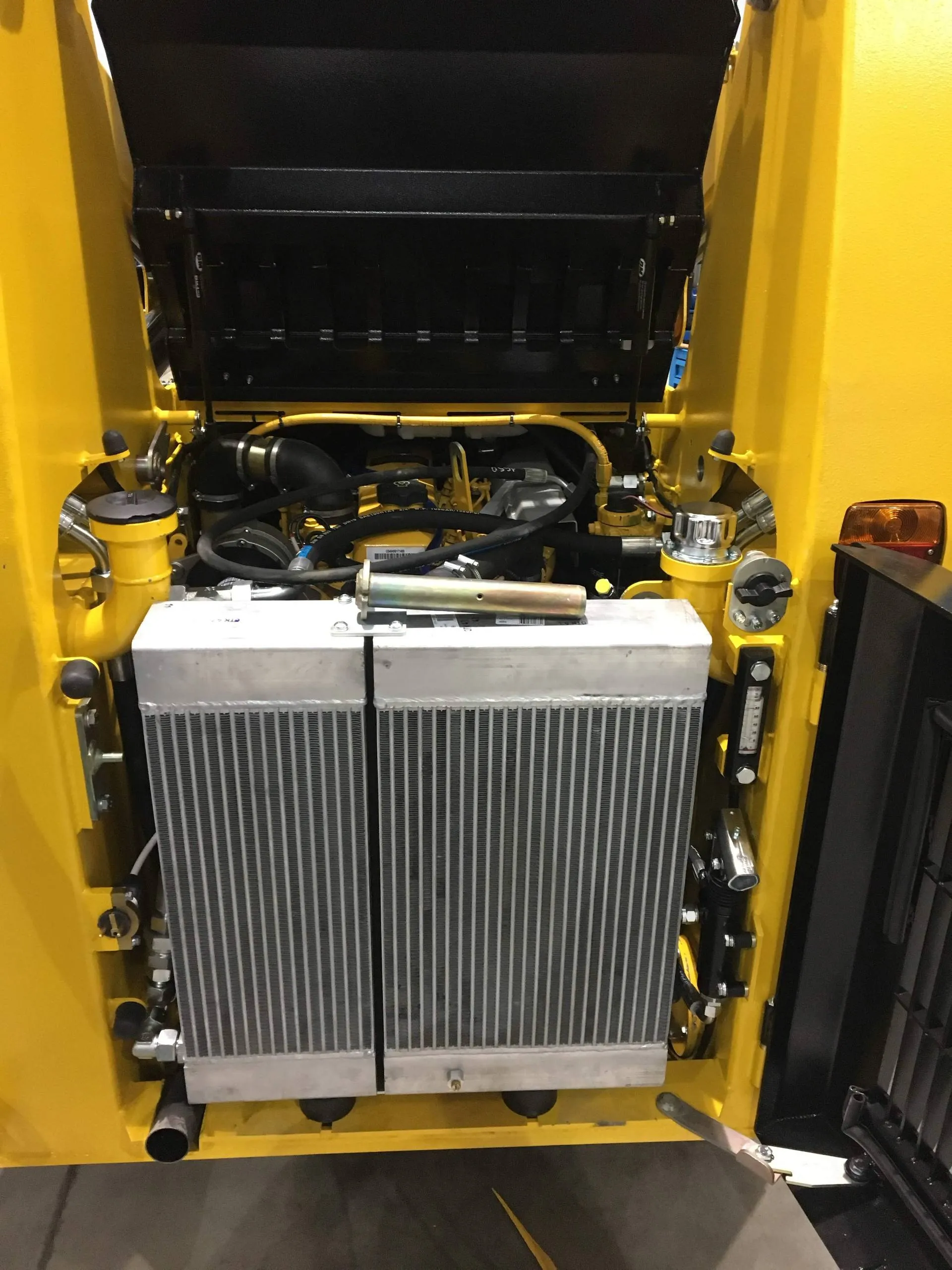 Heat exchanger and cooling components installed in mobile machinery